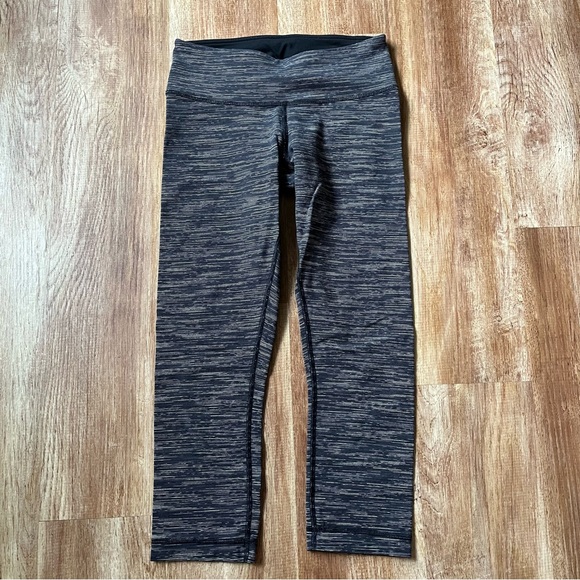 Lululemon Black Gray Tan Stripe Crop Leggings Size 4‎ *Light Wash Wear* - Picture 1 of 7